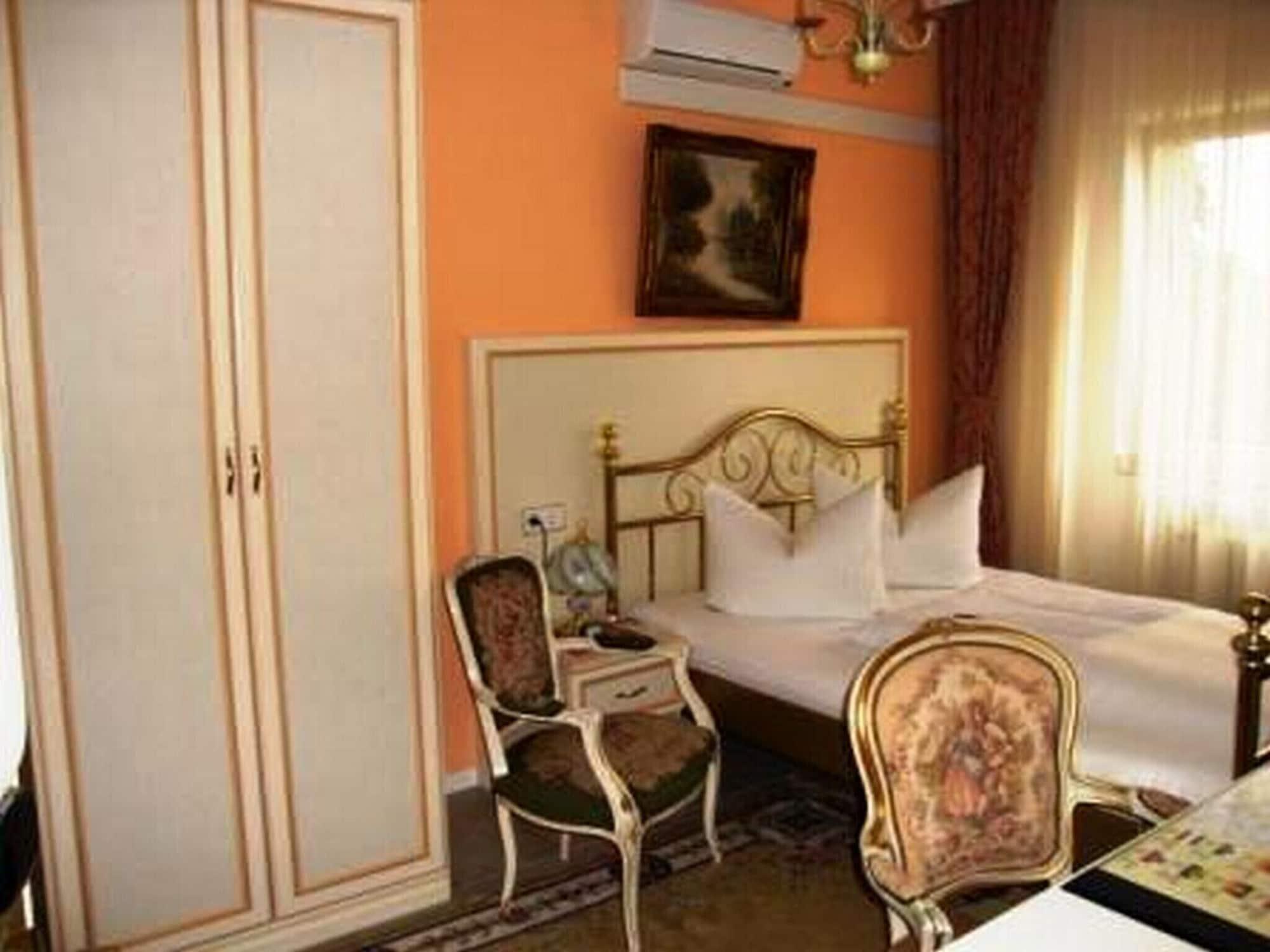 Haus Mooren, Hotel Garni Дюссельдорф Экстерьер фото