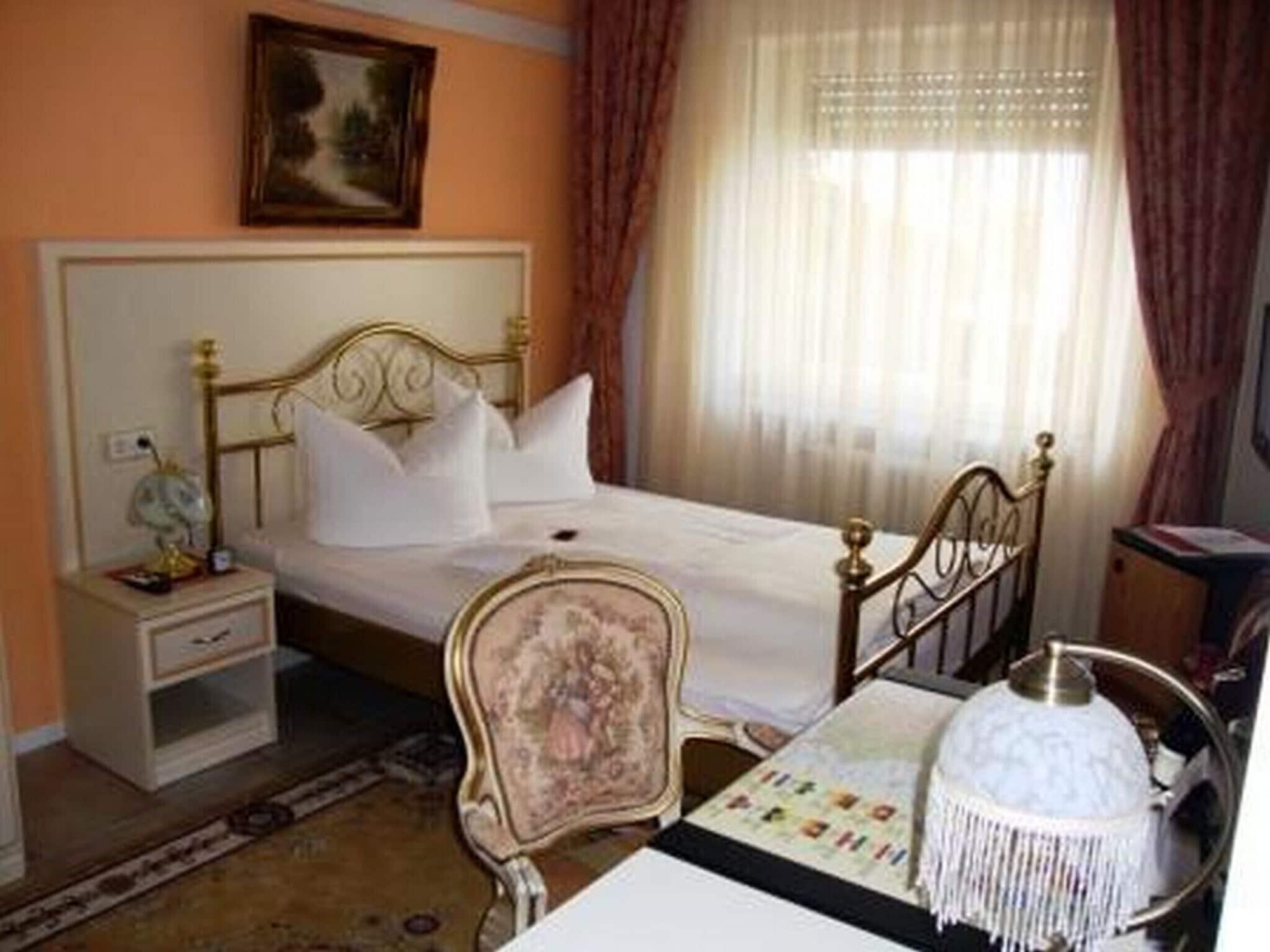 Haus Mooren, Hotel Garni Дюссельдорф Экстерьер фото