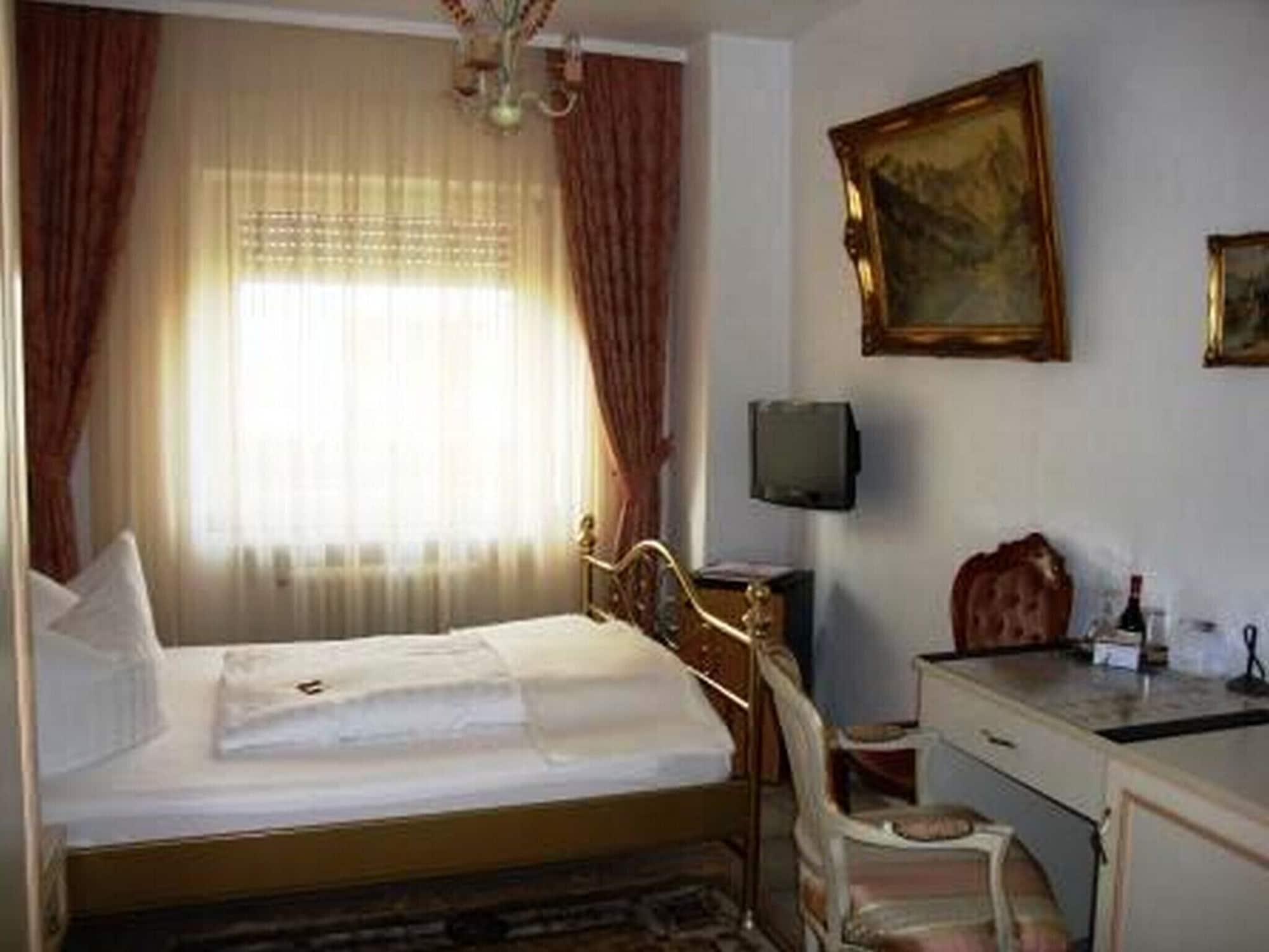 Haus Mooren, Hotel Garni Дюссельдорф Экстерьер фото