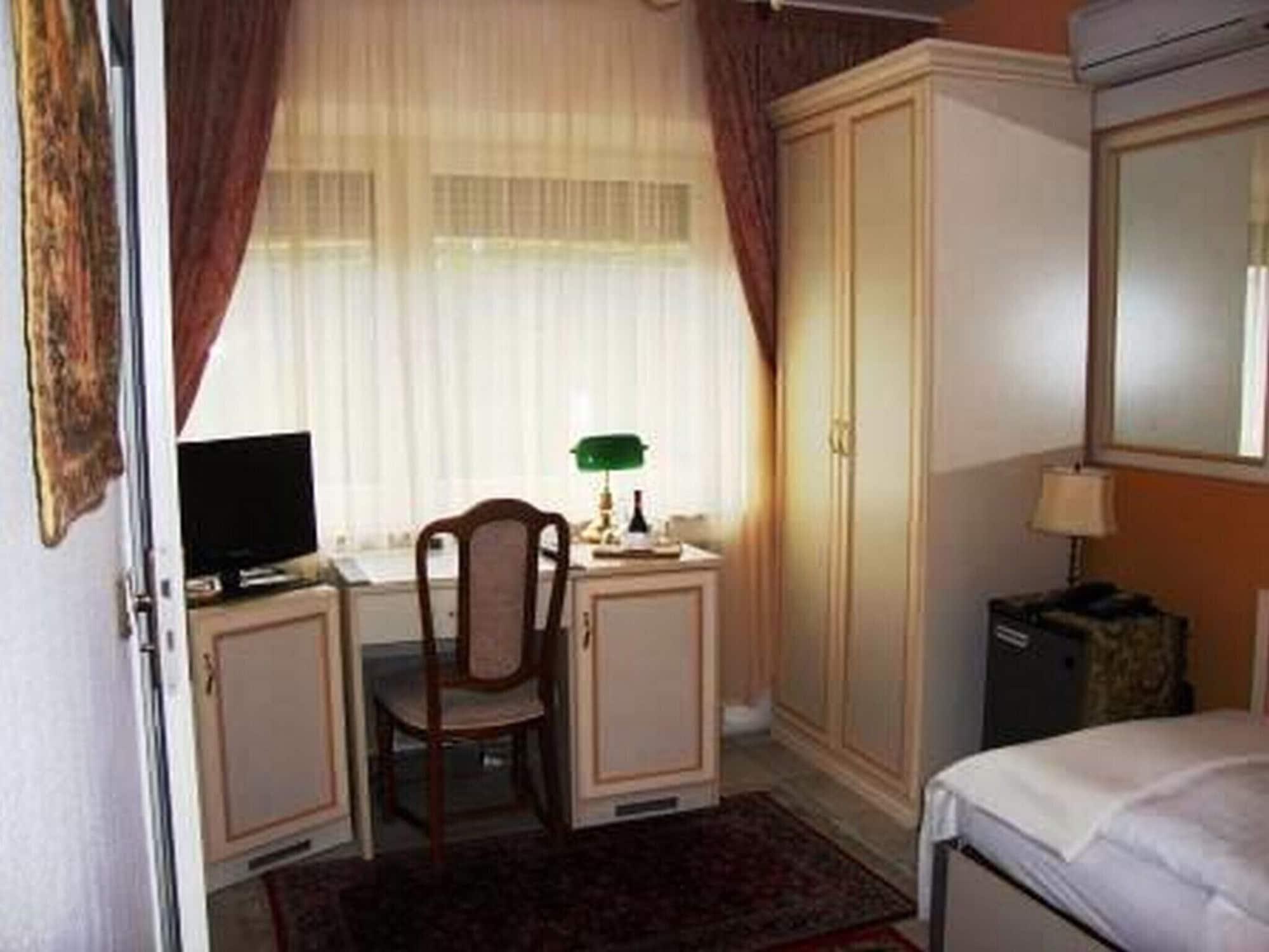 Haus Mooren, Hotel Garni Дюссельдорф Экстерьер фото