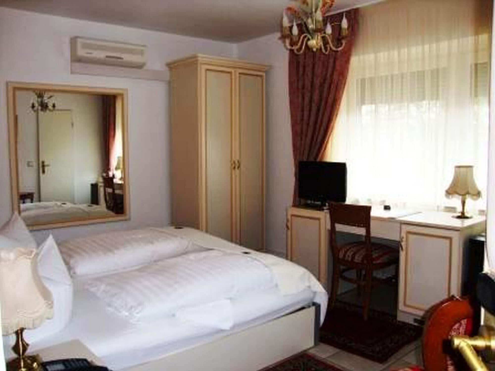 Haus Mooren, Hotel Garni Дюссельдорф Экстерьер фото
