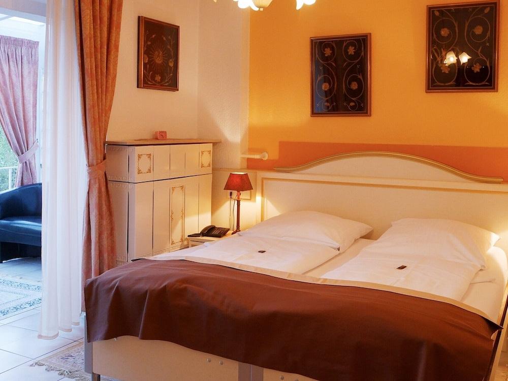 Haus Mooren, Hotel Garni Дюссельдорф Экстерьер фото